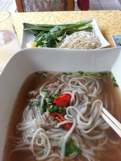 Rindfleisch-Gemüse-Reisnudelsuppe